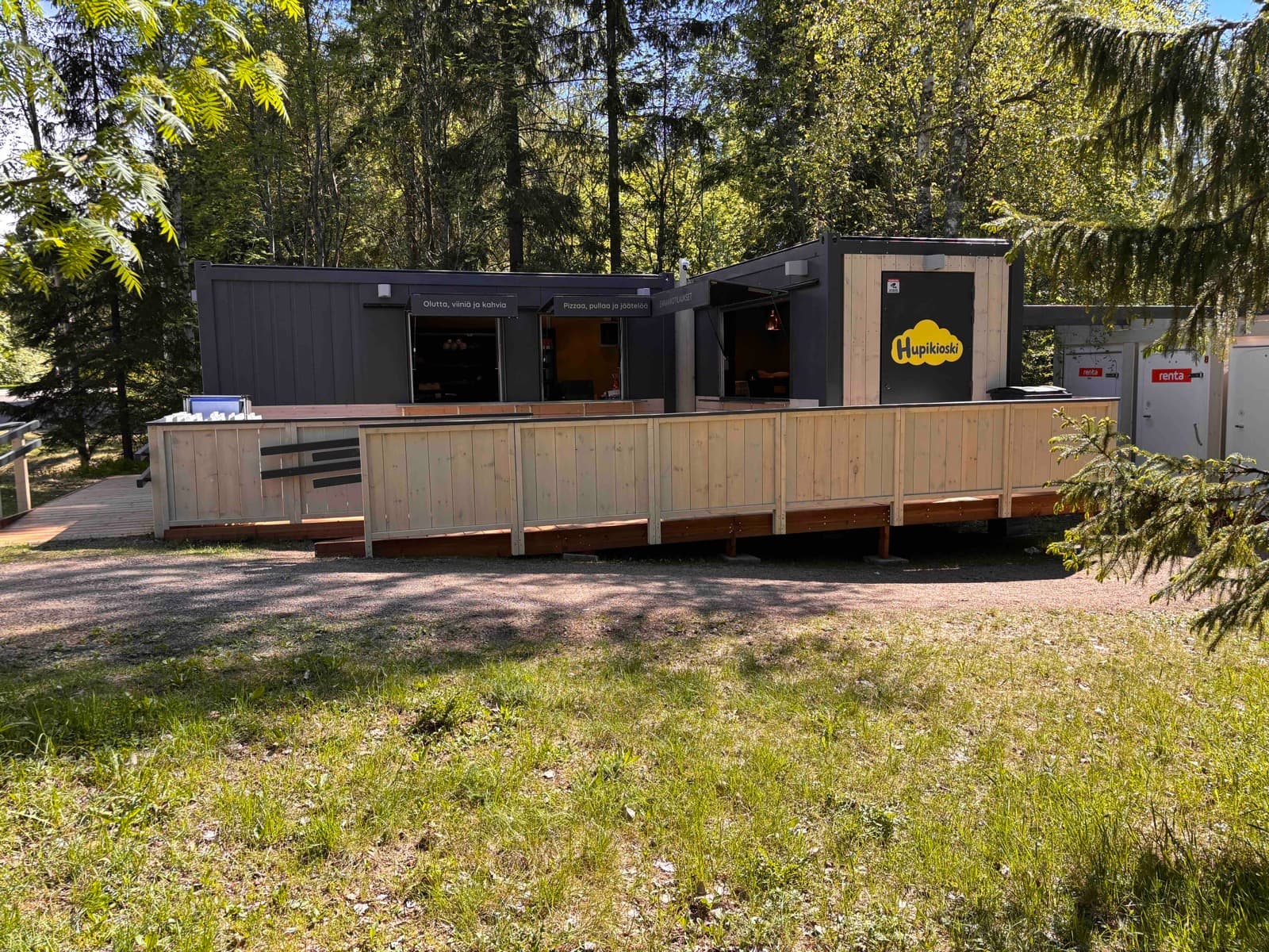 Hupikioski Hupisaarten kesäteatterin vieressä