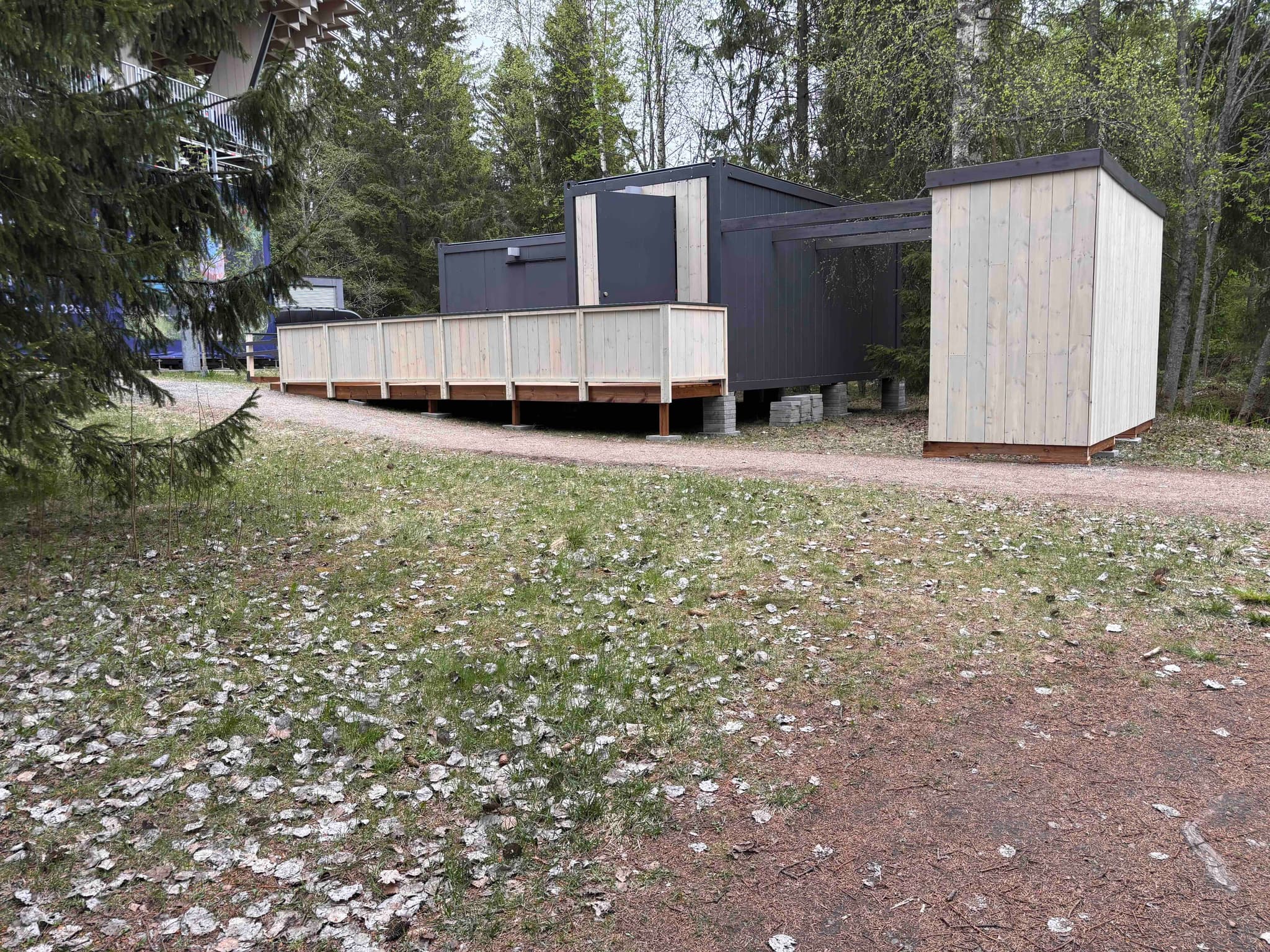Hupikioski Hupisaarten kesäteatterin vieressä